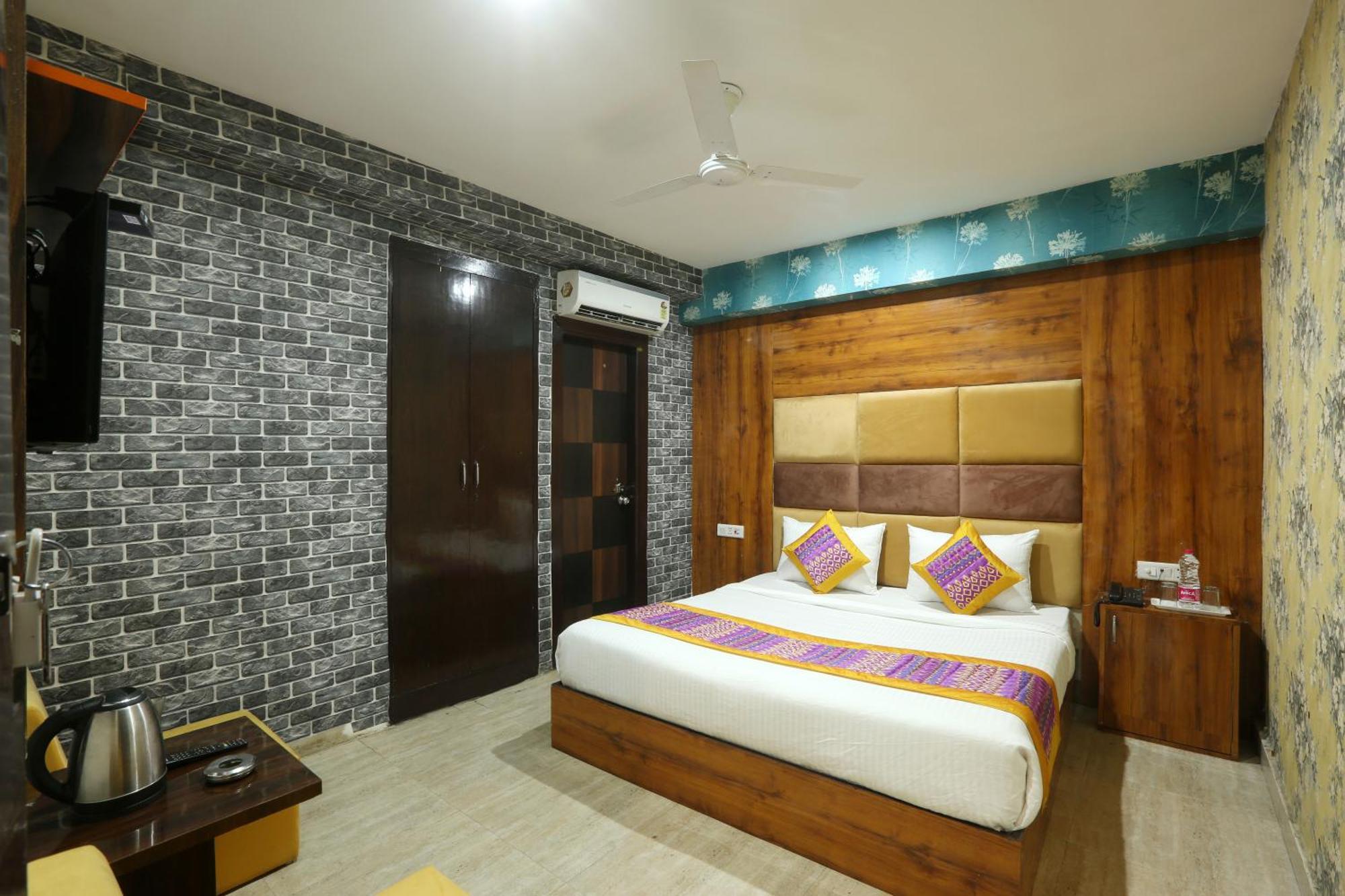 Hotel Ark Wood At Airport New Delhi Exterior photo